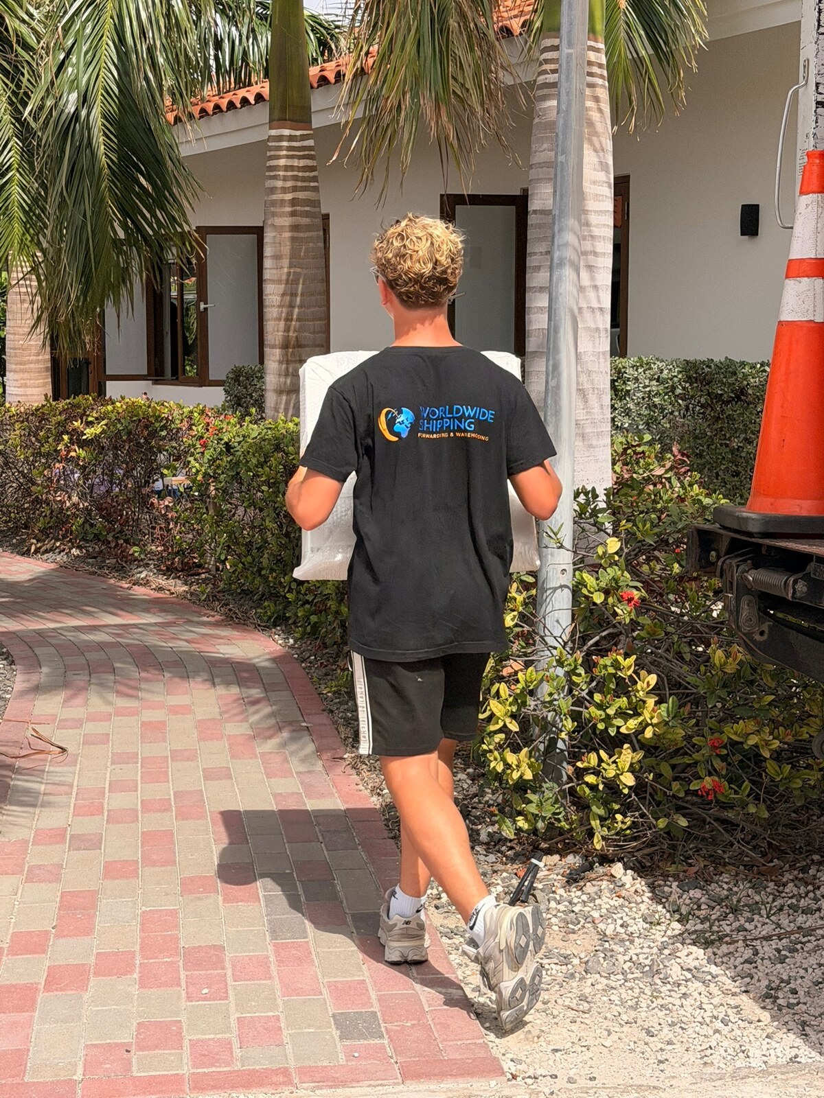 WorldWideShipping-medewerker tijdens een levering op Curaçao